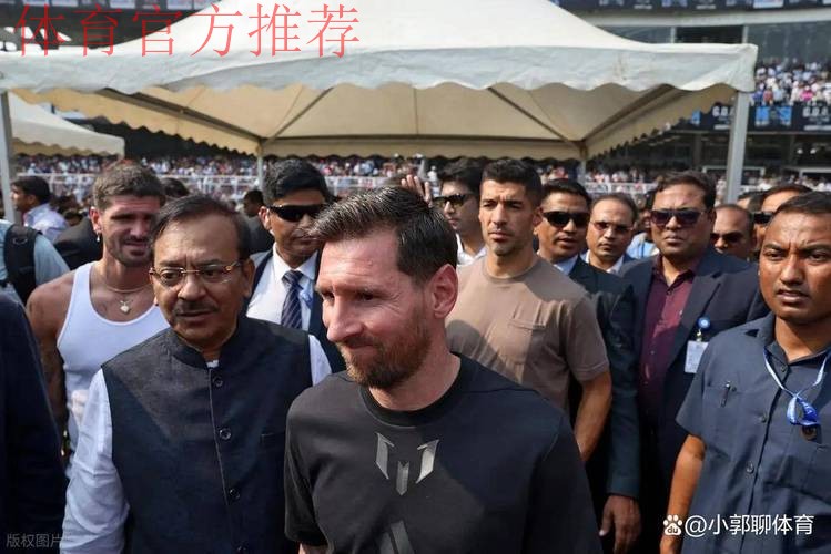 入乡随俗!梅西面带笑容与德保罗一同挤入面包车后排狭小空间 入乡随俗!梅西面带笑容与德保罗一同挤入面包车后排狭小空间